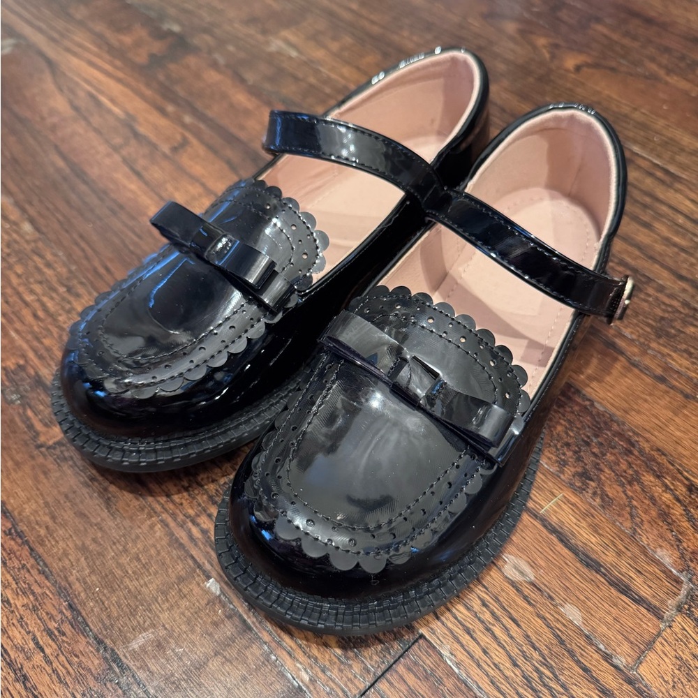 Little girls black Velcro dress shoes 
Size 33 eur